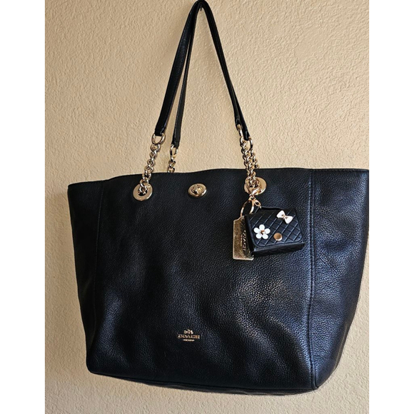 COACH 57107 Turnlock Chain Pebbled Leather Tote Shoulder W/ Earbud holder charm - Picture 1 of 10